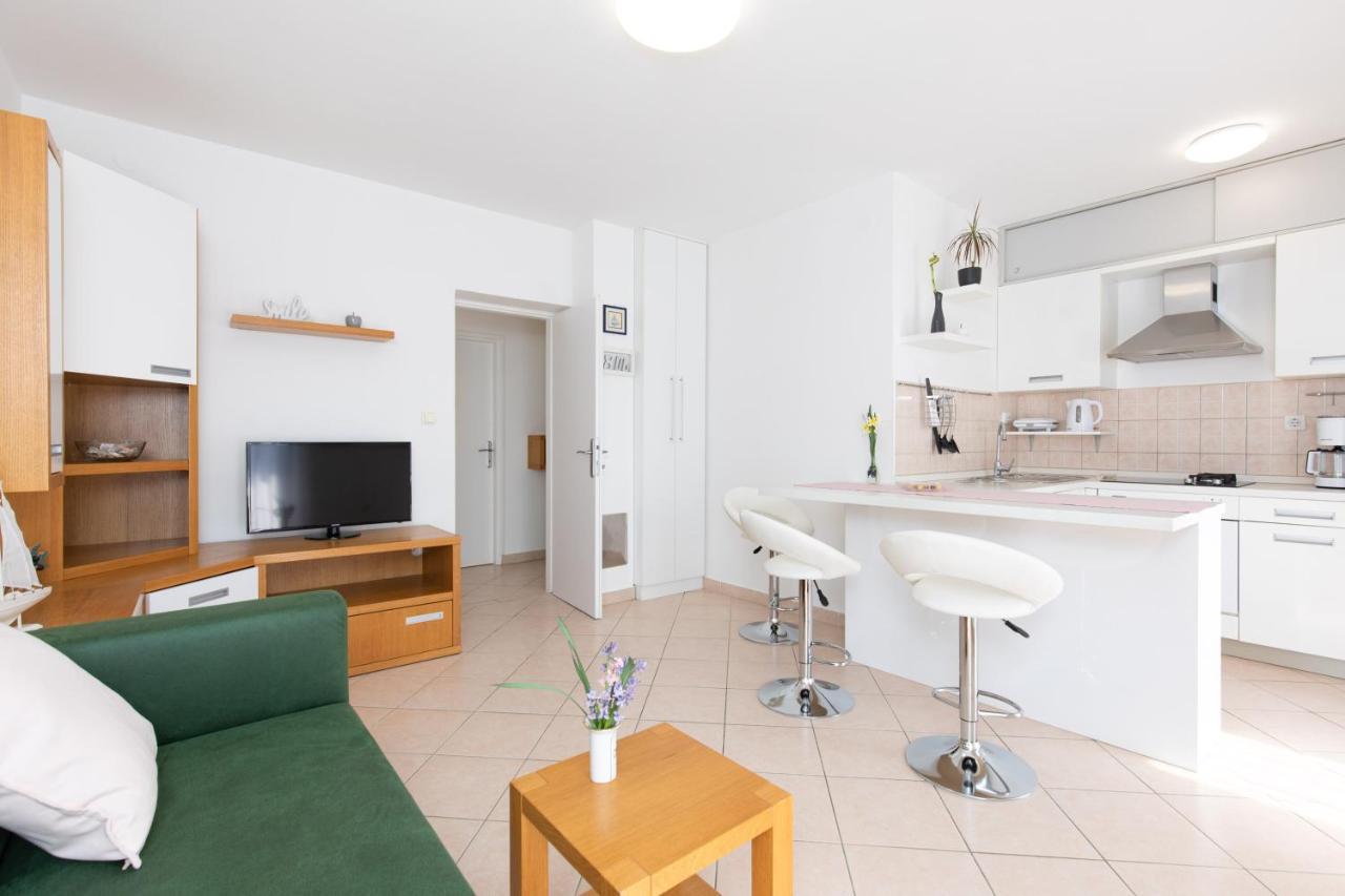 Apartment Julijana クルク エクステリア 写真