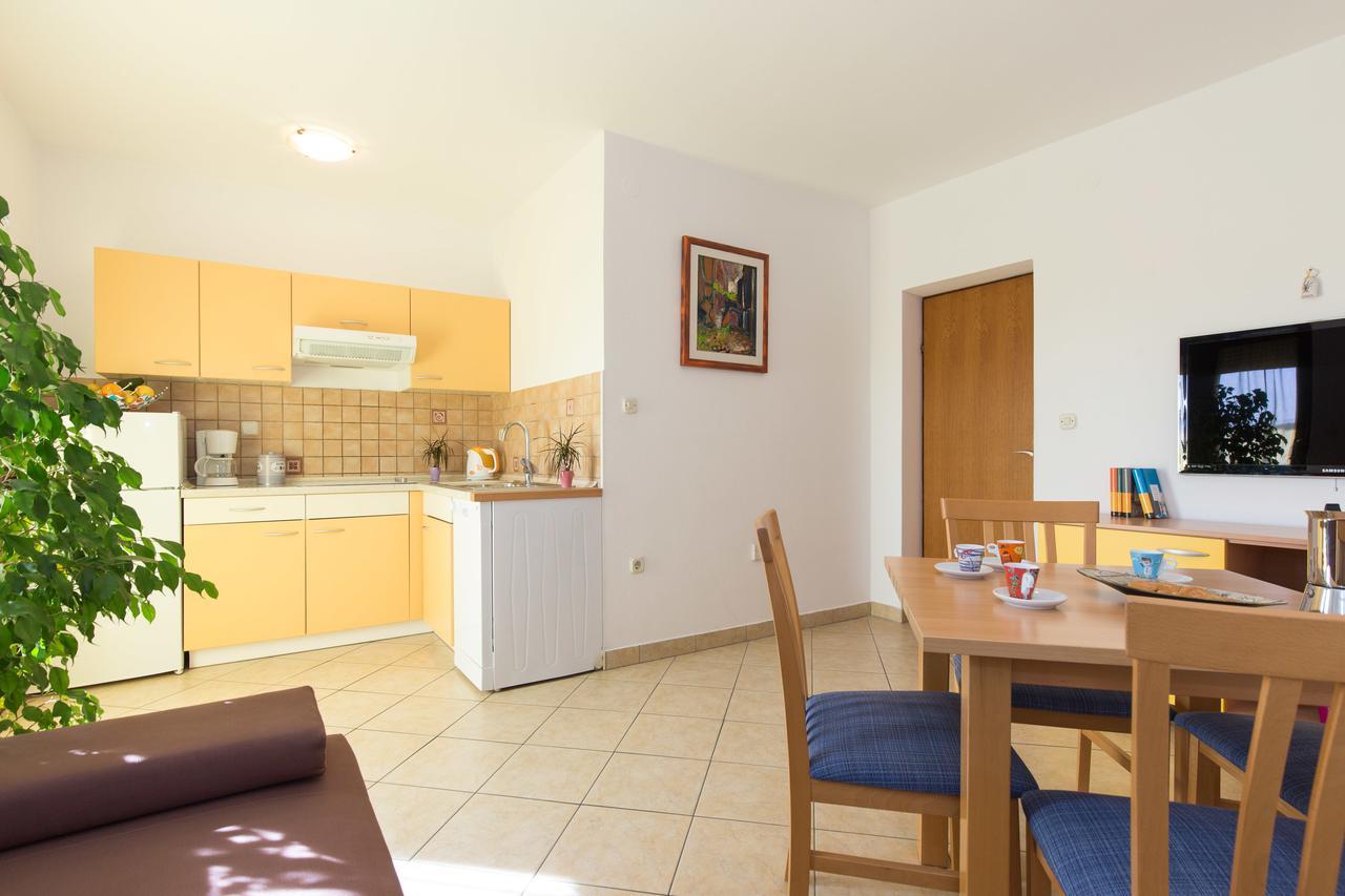 Apartment Julijana クルク エクステリア 写真